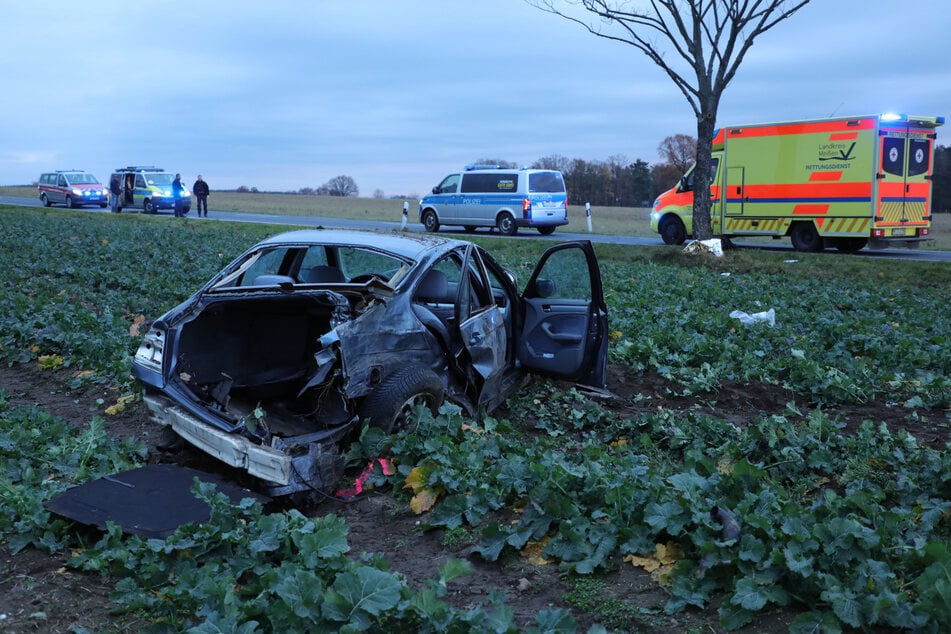 Auf der B98 hat sich am Sonntagnachmittag eine BMW-Fahrerin überschlagen.