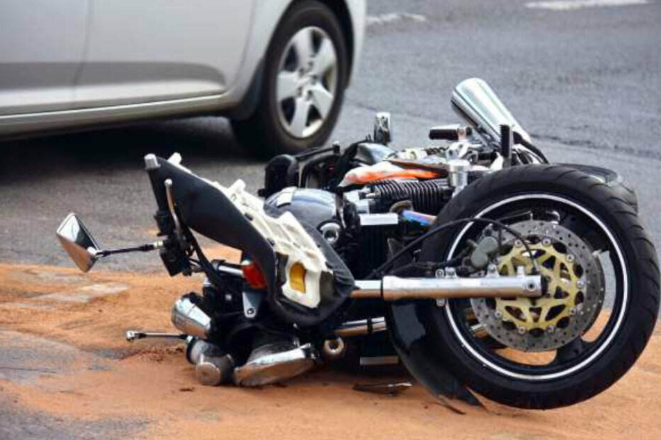 Ein Motorradfahrer ist bei dem Unfall ums Leben gekommen. (Symbolbild)