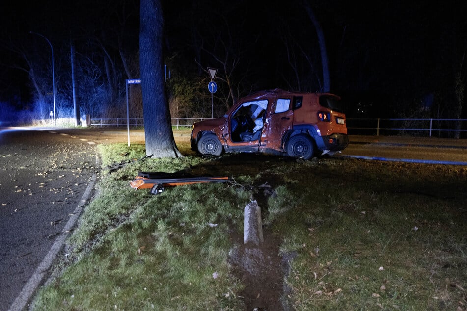 Der Fahrer wurde durch den Autounfall verletzt und musste ins Krankenhaus gebracht werden.