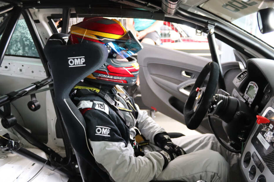 Sitzt nächstes Jahr in der Formula Student Germany im Cockpit: Hier fährt Jonas den aktuellen Boliden vom Team Elbflorace der TU Dresden.