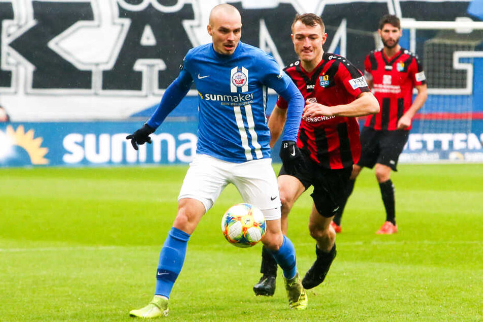 Korbinian Vollmann (l.) erlöste den FC Hansa Rostock mit seinem Tor zum 1:0. Es war erst der zweite Saisontreffer für den Angreifer. (Archivbild)