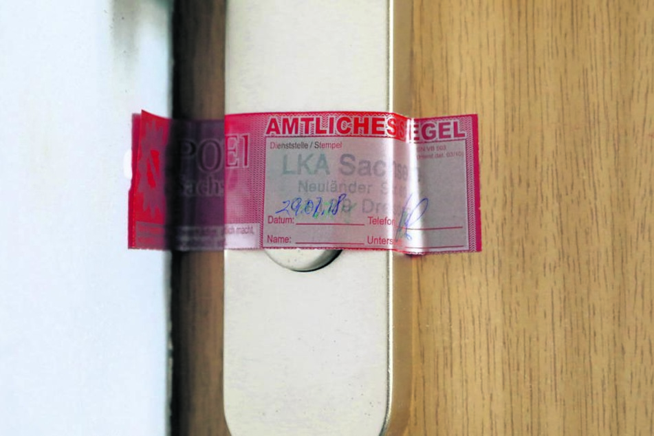 Die Ermittler versiegelte nach der Tat die Wohnungstür.