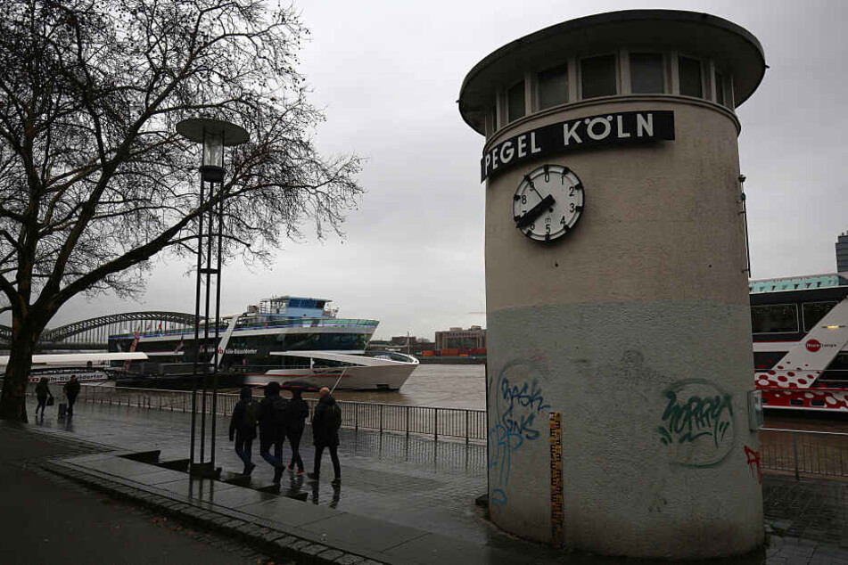 Der anhaltende Regen lässt den Rhein in NRW weiter steigen.