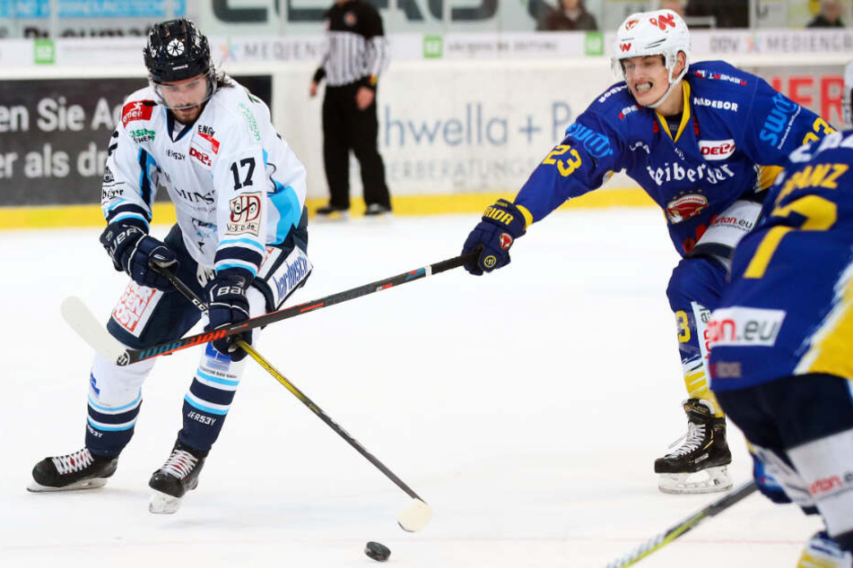 Toni Ritter (l.) traf zweimal für die Eislöwen.