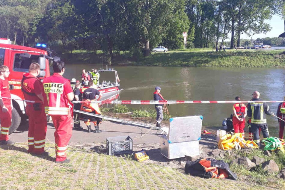 Die Rettungskräfte konnten nicht verhindern, dass der BMW komplett im Rhein versank.