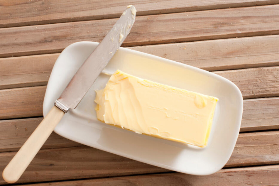 Margarine liegt streichfertig auf einem Teller.