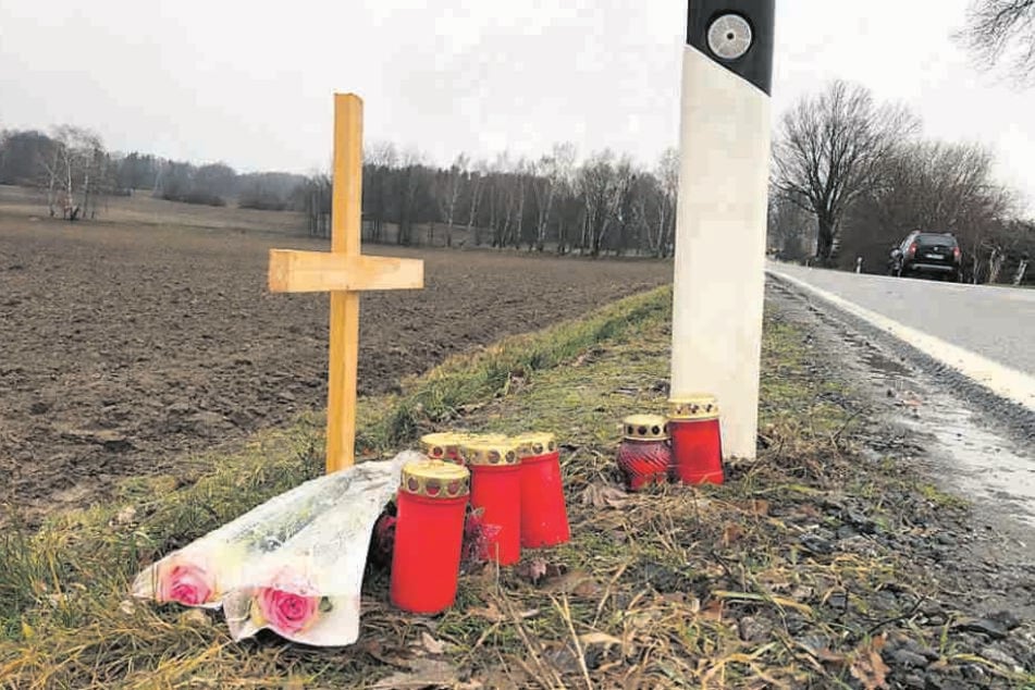 Angehörige der getöteten Frau (35) stellten am Fundort ein kleines Holzkreuz auf, legten Grablichter und Blumen ab.