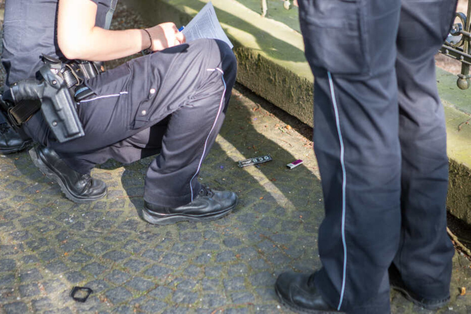Polizisten stellen in der Nähe des Unfall lange Blättchen sicher.