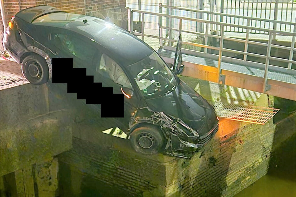 Ein 32-Jähriger hat am Dienstag in Cuxhaven ein Taxi geklaut. Kurz darauf stürzte er mit dem Wagen über die Hafenkante.