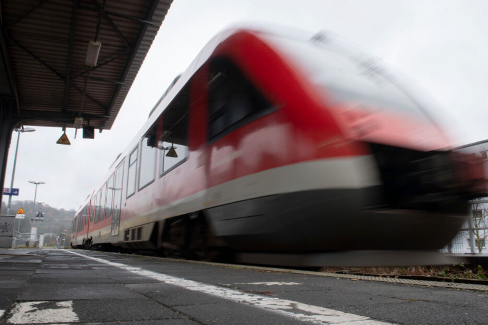 18-Jähriger wurde von einem Zug erfasst. (Symbolbild)