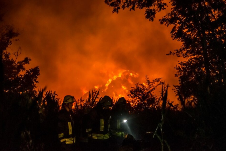 Das Flammenmeer sorgte für eine erhebliche Rauchentwicklung.