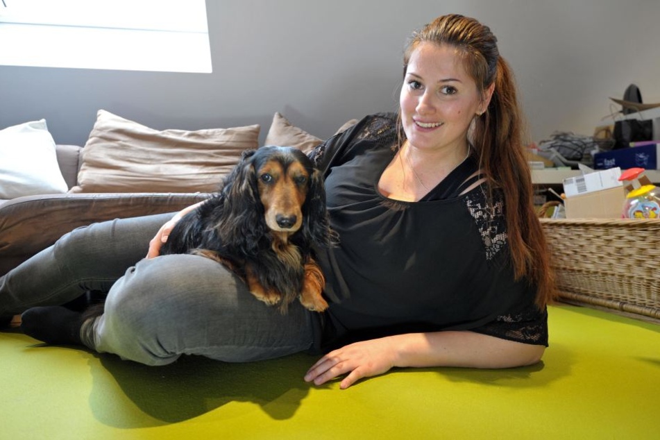 Julia Drechsel mit ihrem Dackel Berry.