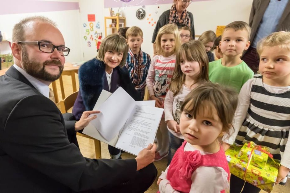 Kultusminister Christian Piwarz (42, CDU) brachte OB Barbara Ludwig (55, SPD) und den Knirpsen der Kita "Im Hutholz 2,5 Millionen Euro Fördermittel mit.