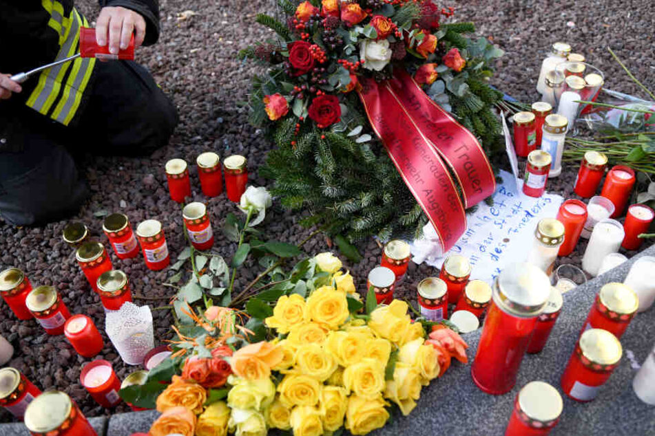 Am Ort des Zwischenfalls wurden unter anderem Kerzen entzündet. (Archiv)