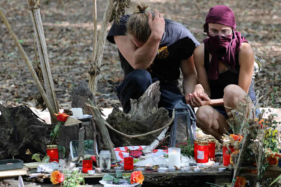 Aktivisten trauern im Hambacher Forst um den verstorbenen Journalisten.