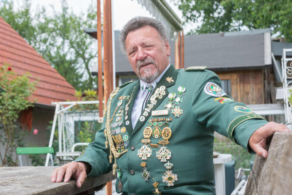 Vereins-Chef Alois Langwieser (73) ist noch immer fassungslos, wie heftig der Sturm seine Schießbahn traf.
