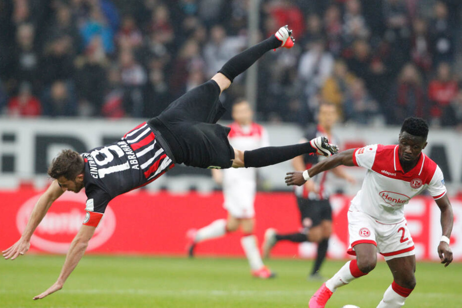Voller Körpereinsatz von Eintracht-Kapitän David Abraham (Li.).