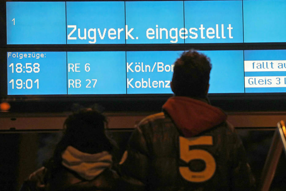 Frust bei den Reisenden am Kölner Hauptbahnhof: Die regionalen Züge wird am Sonntag nicht mehr fahren.