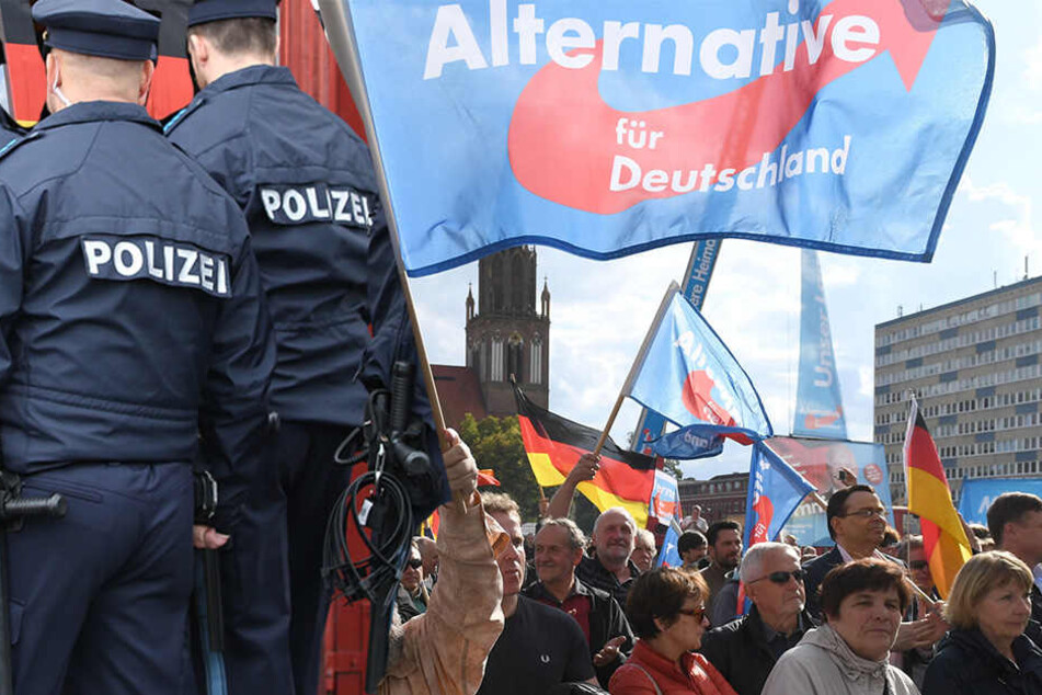 Vor einem Wahlstand der AfD ist ein 39 Jahre alter Mann in Dresden-Weixdorf ausgerastet.