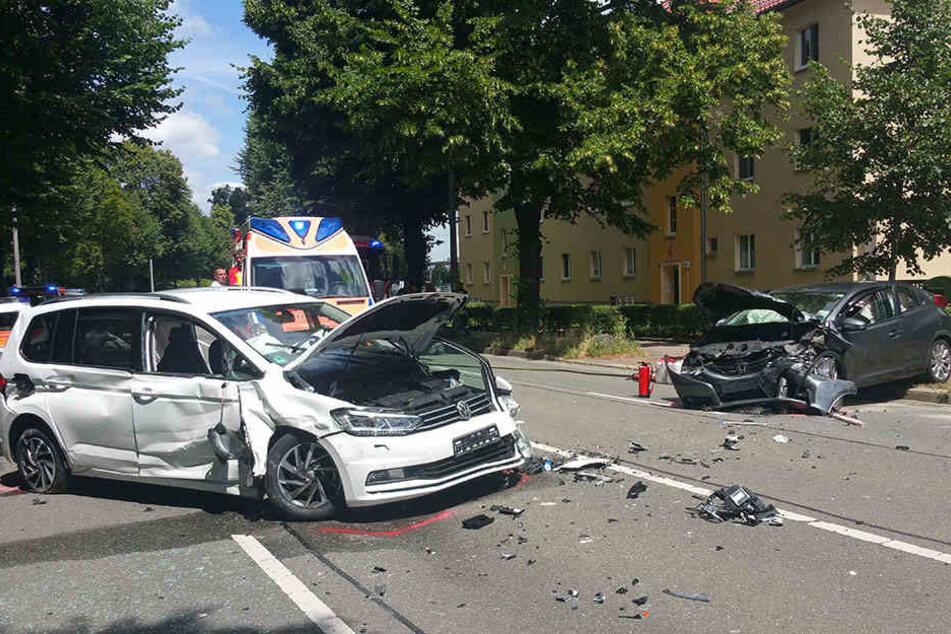 Die beiden Fahrzeuge stießen in Gera frontal zusammen.