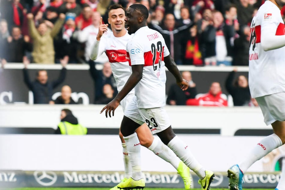 Stuttgarts Orel Mangala bejubelt mit Philipp Förster seinen Treffer zum 2:0.