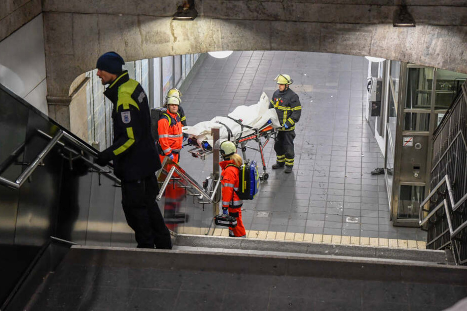 Die Rettungskräfte transportieren den Leichnam ab.