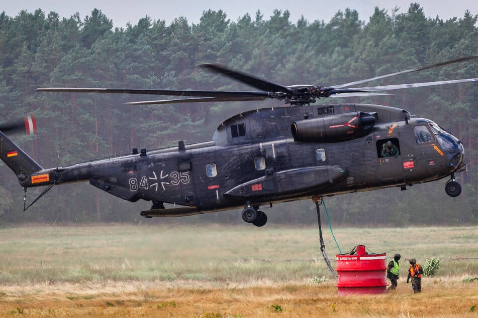 Die Helikopter vom Typ Sikorsky CH-53 können Tanks mit rund 5000 Litern Wasser transportieren.