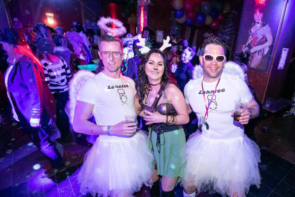 So geht Pichmännel-Fasching mit „Zahnarzt“ Jörg (44, li.) und Kollege André (40)! Sie umgarnen Christin (38).