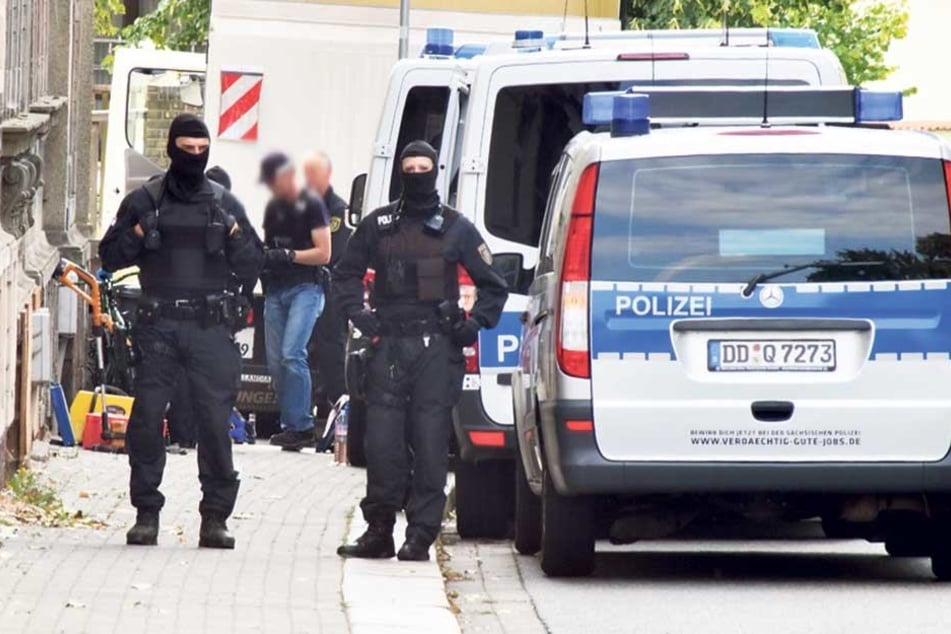 Maskierte Polizisten sichern in Hartha die Durchsuchung eines Hauses. Insgesamt gab es Mittwoch acht Razzien in Leipzig und Mittelsachsen.