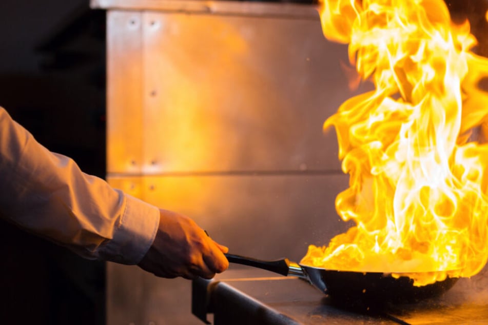 Viele reagieren bei Feuer in der Küche falsch. Die Kinder in München haben alle richtig gemacht. (Symbolbild)