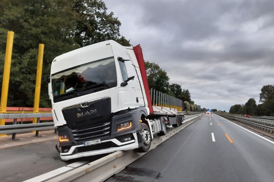 Nach einem Reifenplatzer krachte der Truck in die Betonelemente am Standstreifen.