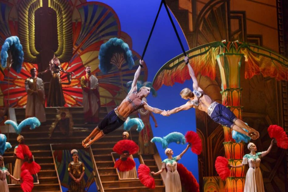 Die Zwillinge Andrew und Kevin Atherton schwingen als Strapatenkünstler des Cirque du Soleil über die Bühne.