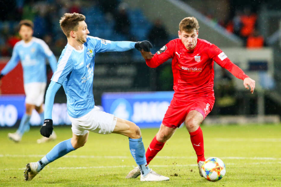 Leon Jensen (r., gegen den Chemnitzer Matti Langer) glänzte mit tollen Pässen und starken Abschlüssen.