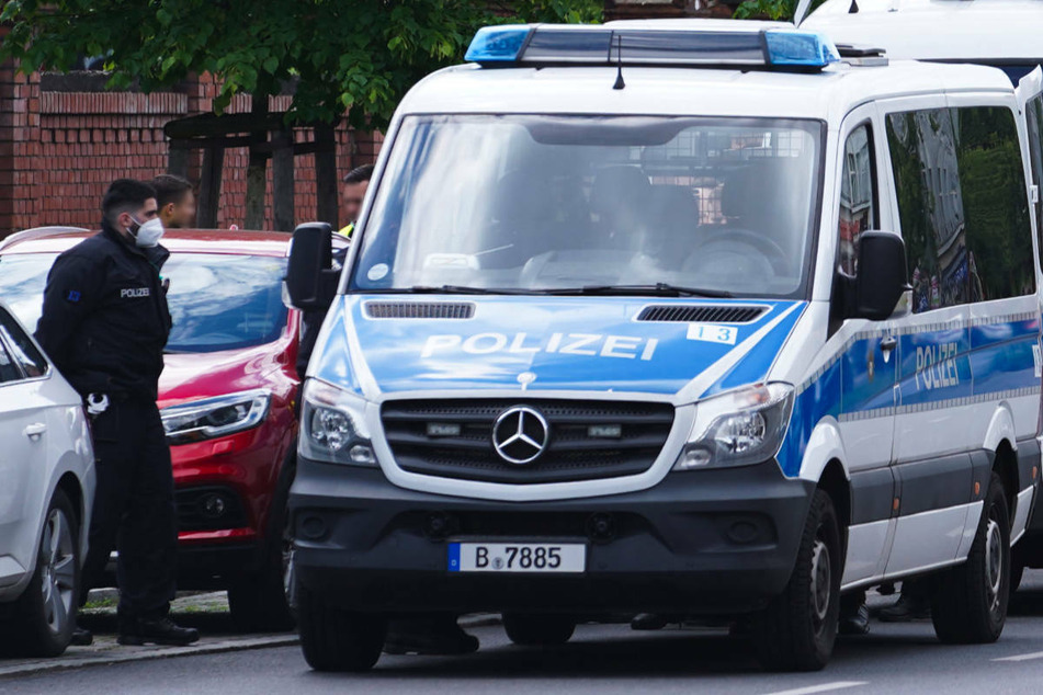 In Berlin-Kreuzberg ist am Sonntagmorgen ein Mann mit einer abgeschlagenen Glasflasche schwer am Hals und im Gesicht verletzt worden. (Symbolfoto)