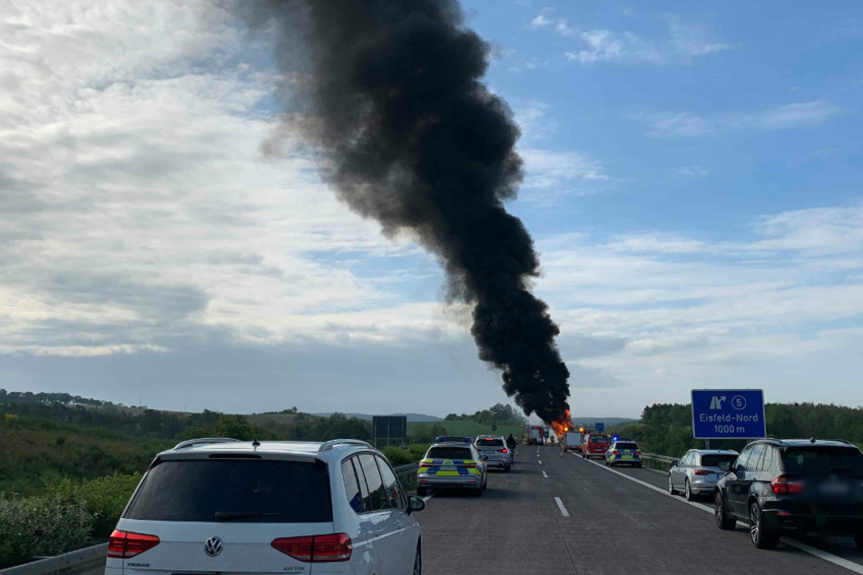 Auf der A73 ist am Dienstagmorgen ein Lkw-Auflieger in Flammen aufgegangen.