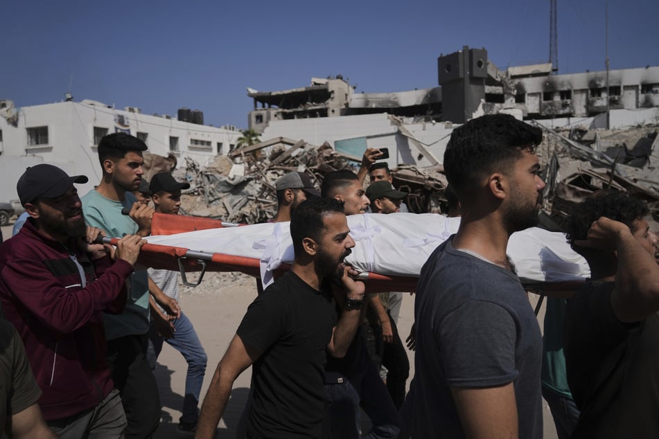 Bei einem mutmaßlichen Hamas-Angriff auf einen Hilfskonvoi sind fünf palästinensische Mitarbeiter der Gaza Humanitarian Foundation getötet worden.