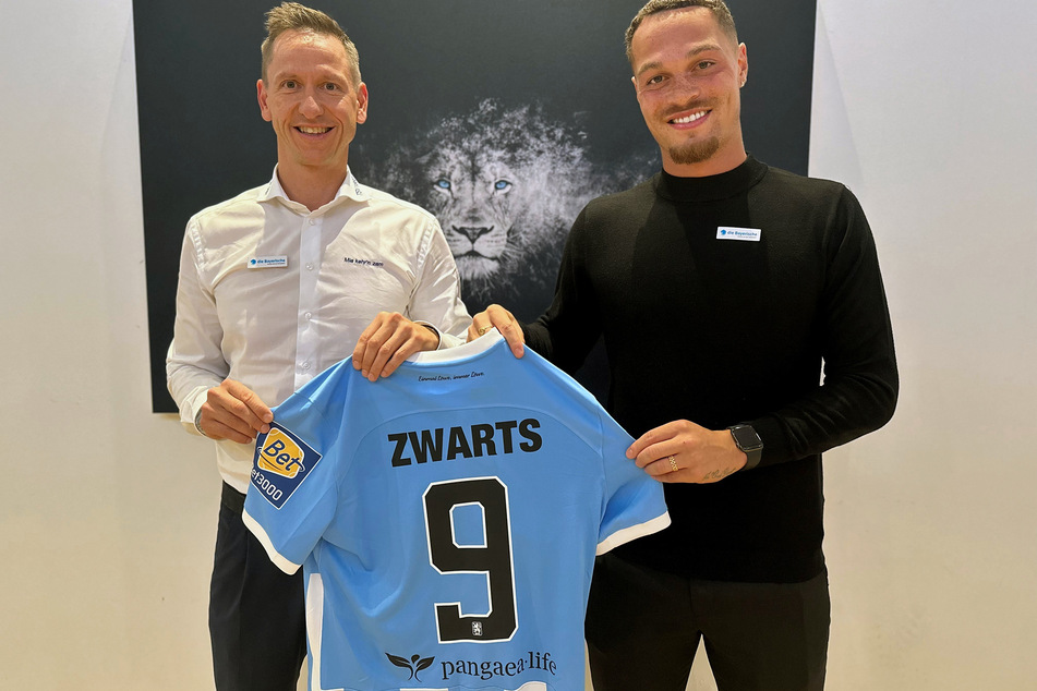 Die Löwen haben einen weiteren Mittelstürmer in den eigenen Reihen: Joël Zwarts (24, r.) geht ab sofort den TSV 1860 München auf Torejagd.