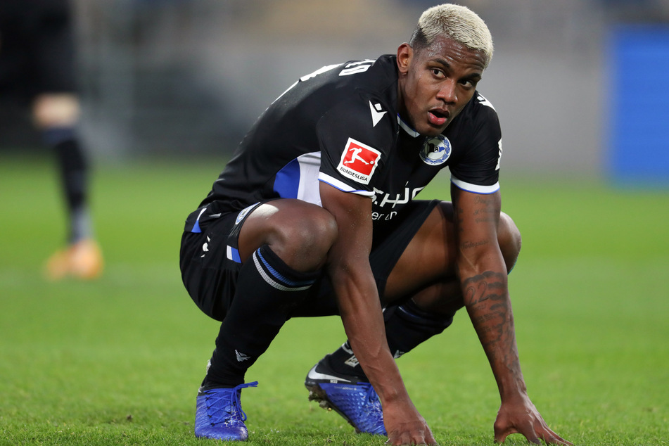 Sergio Cordova (23) vom Fußball-Bundesligisten Arminia Bielefeld zwingt ein positiver Corona-Test in die Knie.