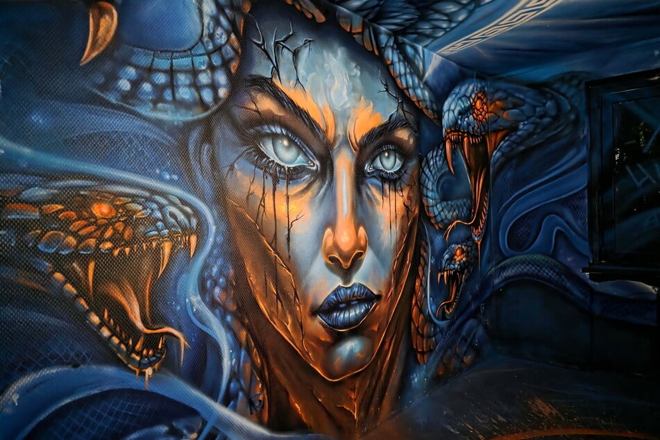 Jede leer stehende Wohnung wurde von Sprayern auf ihre Art gestaltet. So wird man in dunklen Räumen mit Schwarzlicht-Graffiti überrascht. Lampe nicht vergessen!