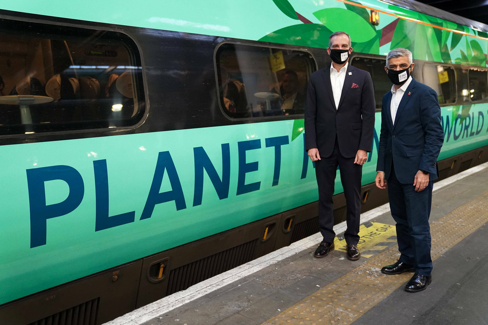 LA Mayor Eric Garcetti (l.) posing with Mayor of London Sadiq Khan before boarding a train to Glasgow for COP26.