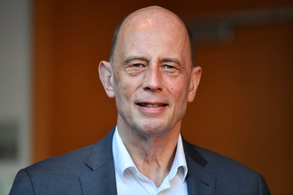 Wirtschaftsminister Wolfgang Tiefensee (65, SPD) hat sich für eine massive Neuverschuldung ausgesprochen.