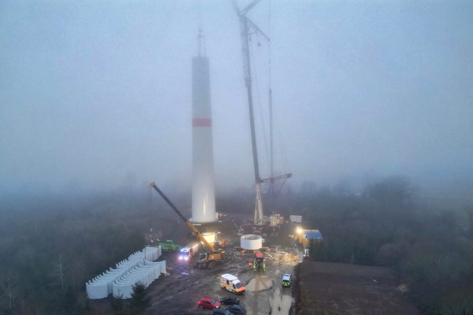 Die Männer waren in ihrem Arbeitskorb im Inneren des Turms der Anlage aus großer Höhe in die Tiefe gestürzt.