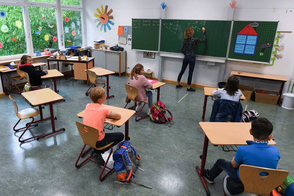 In den Schulen und Kindergärten in Sachsen kann von einem Mindestabstandsgebot von eineinhalb Metern abgewichen werden. (Symbolbild)