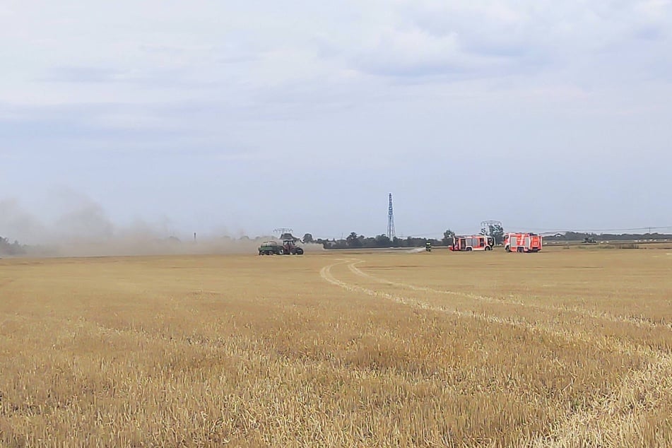 Einen weiteren großen Feldbrand konnten Landwirte wohl durch ihre schnelle Reaktion vermeiden.