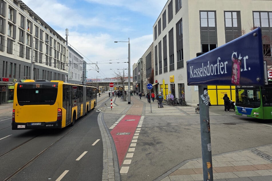 Auf den analogen Schildern heißt die Kesselsdorfer Straße noch immer so, im Netz nicht.
