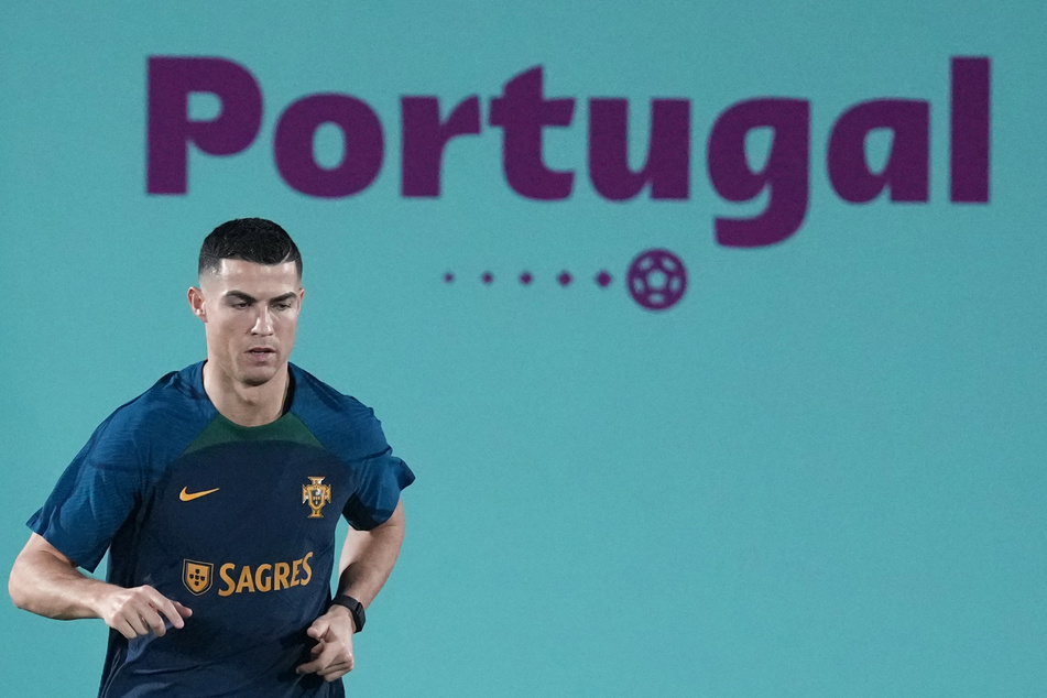 Trotz der Spannungen zwischen Cristiano Ronaldo (37) und Manchester United soll das keine Auswirkungen auf die portugiesische Nationalmannschaft haben. Auch einen Disput mit Mitspieler Bruno Fernandes (28) hat der 37-Jährige widersprochen.