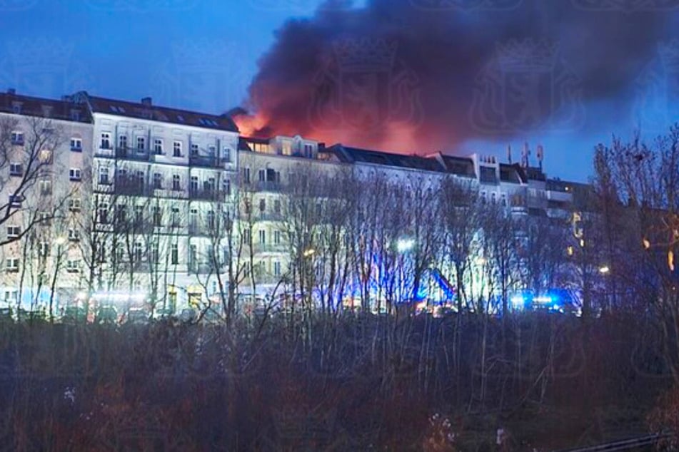 Beim Eintreffen der Feuerwehrleute hat das Dach bereits in voller Ausdehnung gebrannt.