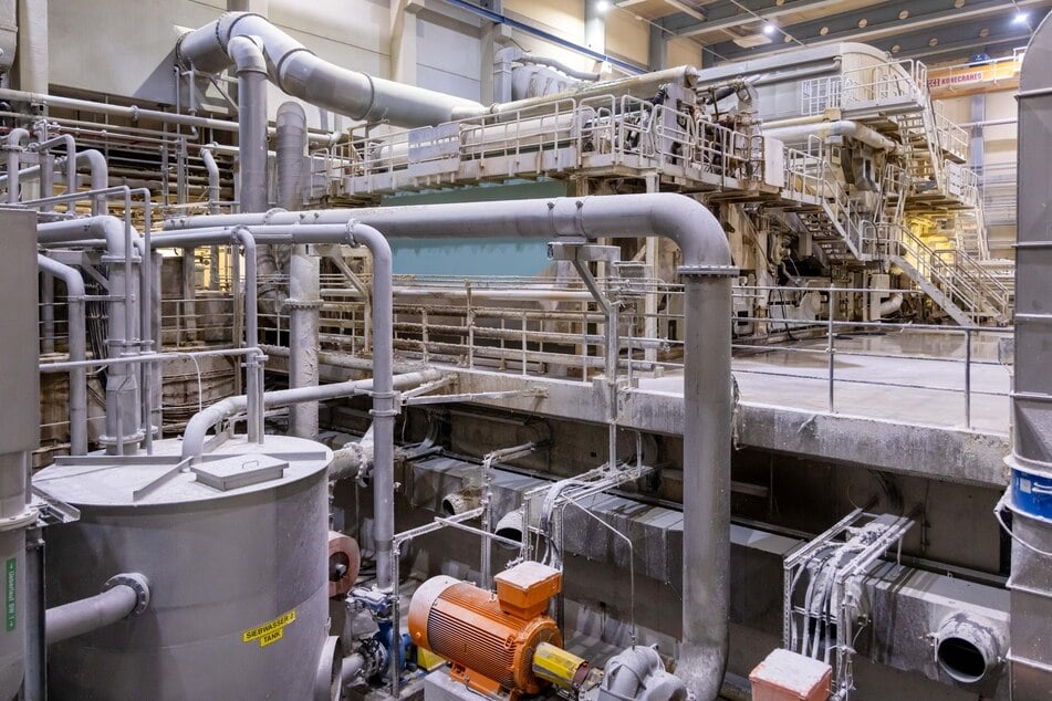 Die Papiermaschine produziert mehr Papier, als in Kriebstein verarbeitet werden kann. Der Überschuss geht an andere Standorte, nach Leuna (Sachsen-Anhalt) etwa.