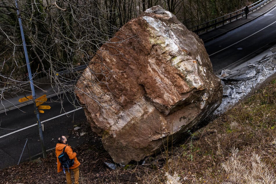 Bei dem Felssturz wurde keine Person verletzt, aber einige Wege wurden blockiert.