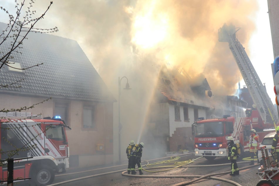 In den Mittagsstunden dauerten die Löscharbeiten noch an.